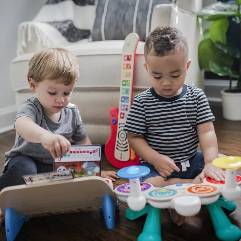 BABY EINSTEIN Hračka hudební Set bubnů Together in Tune Drums™ Connected Magic Touch™ HAPE 12m+