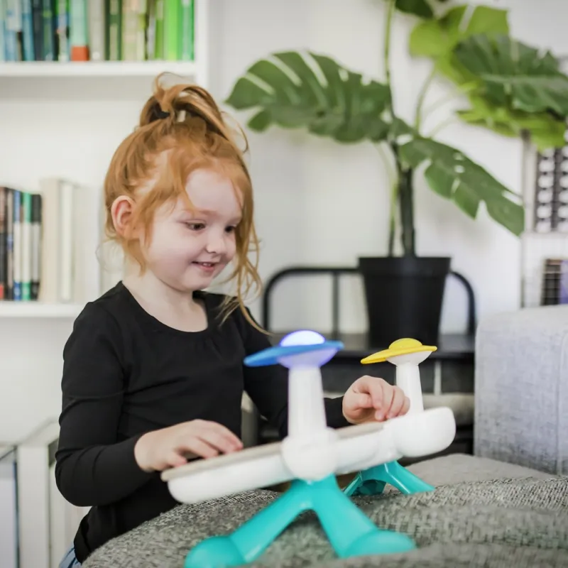 BABY EINSTEIN Hračka hudební Set bubnů Together in Tune Drums™ Connected Magic Touch™ HAPE 12m+
