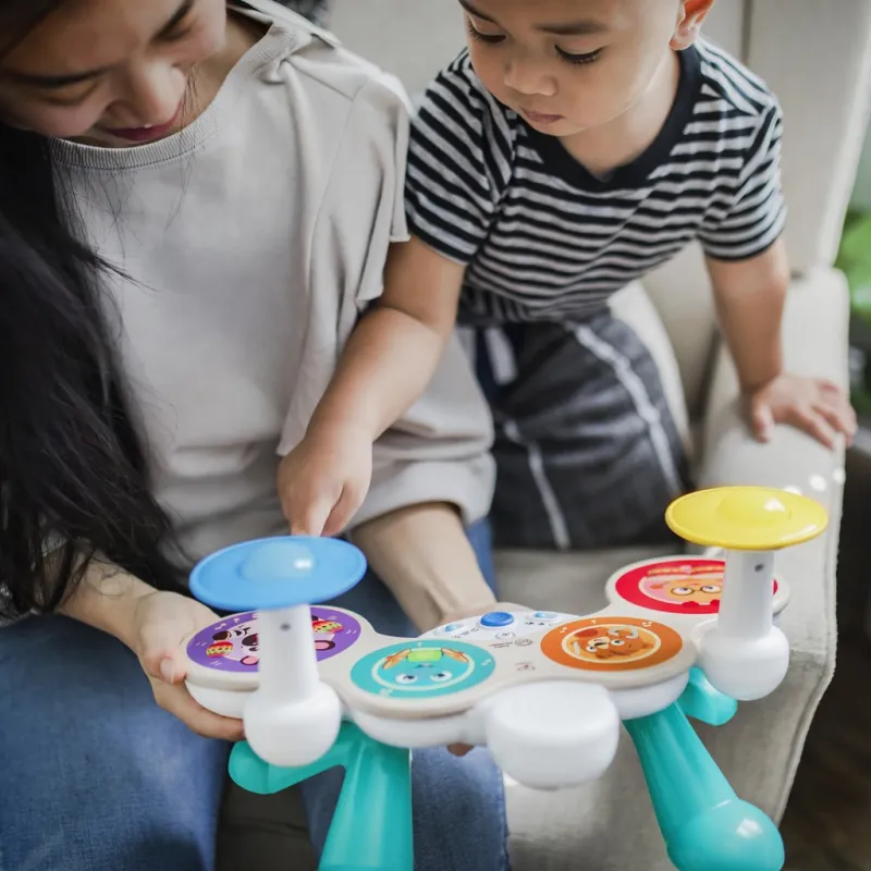 BABY EINSTEIN Hračka hudební Set bubnů Together in Tune Drums™ Connected Magic Touch™ HAPE 12m+