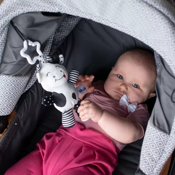 Akuku Plyšová hračka s chrastítkem kravička černobílá