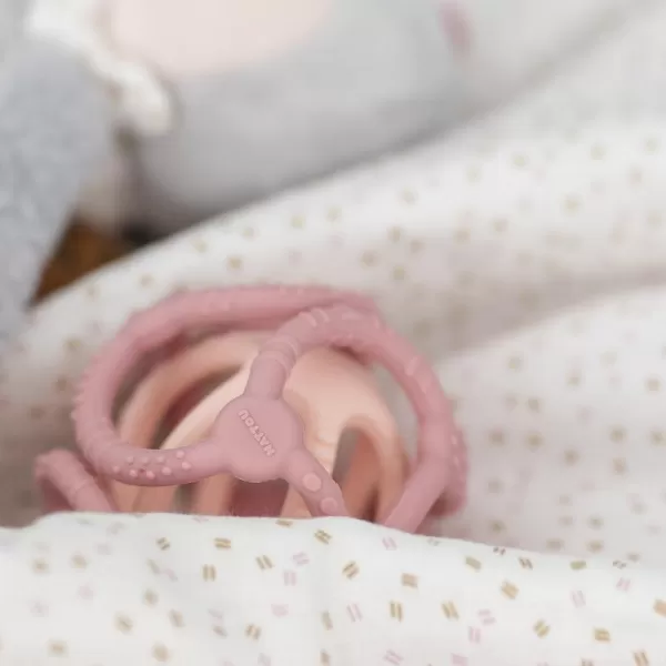 NATTOU Kousátko silikonové míč 2v1 bez BPA 10 cm růžová