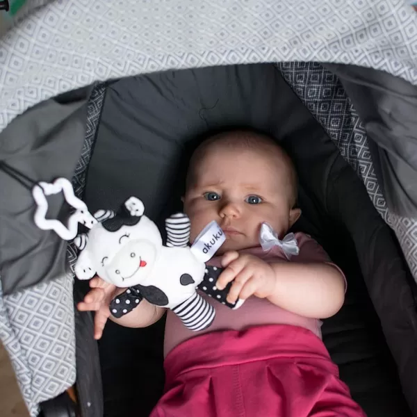 Akuku Plyšová hračka s chrastítkem kravička černobílá