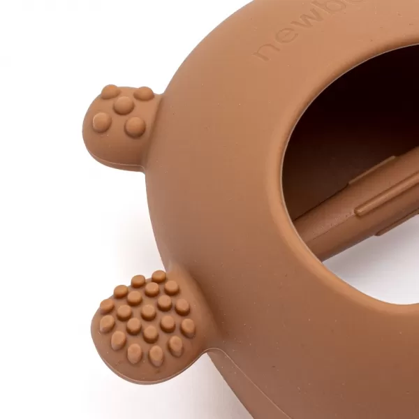 New Baby Silikonové kousátko na ruku medvídek karamelově