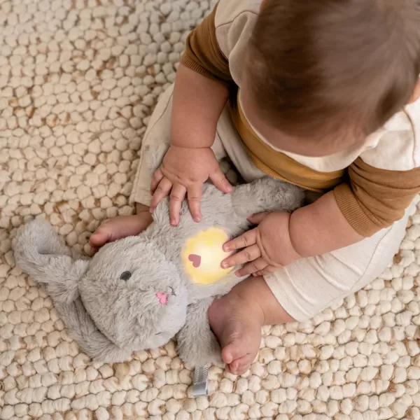 INGENUITY Hračka uklidňující se senzorem pláče zajíček Sylvi™ 0m+