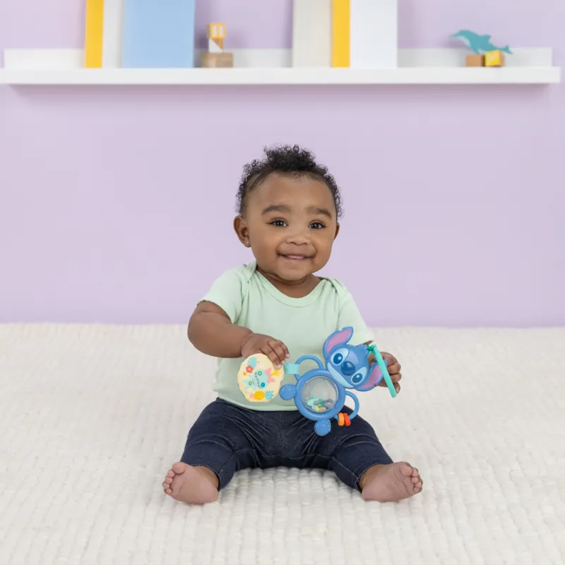 BRIGHT STARTS Hračka na C kroužku senzorická Stitch Tummy Tumble™ 0m+