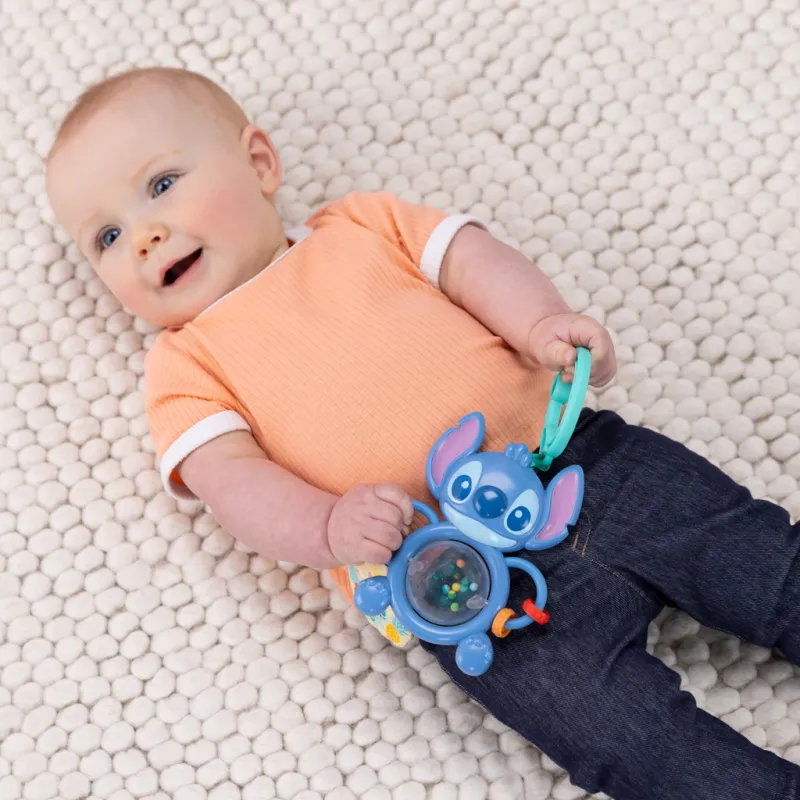 BRIGHT STARTS Hračka na C kroužku senzorická Stitch Tummy Tumble™ 0m+