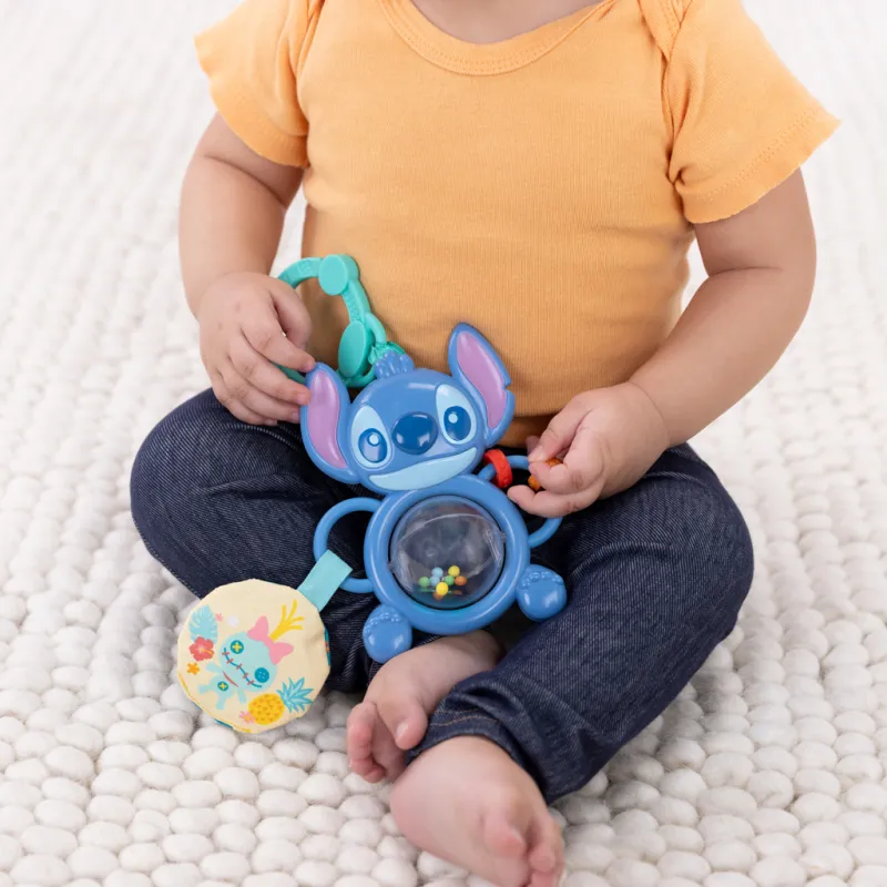 BRIGHT STARTS Hračka na C kroužku senzorická Stitch Tummy Tumble™ 0m+