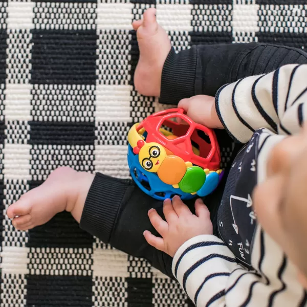 BABY EINSTEIN Kousátko míček Bendy Ball™ 3m+