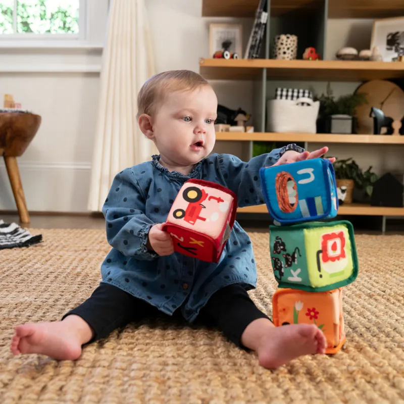 BABY EINSTEIN Hračka textilní kostky abeceda Alpha Stacks™ 4ks, 3m+