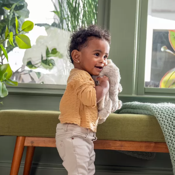 INGENUITY Hračka uklidňující se senzorem pláče zajíček Sylvi™ 0m+