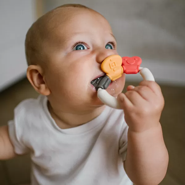 BABYONO Chrastítko s kousátkem 3m+ Shapes