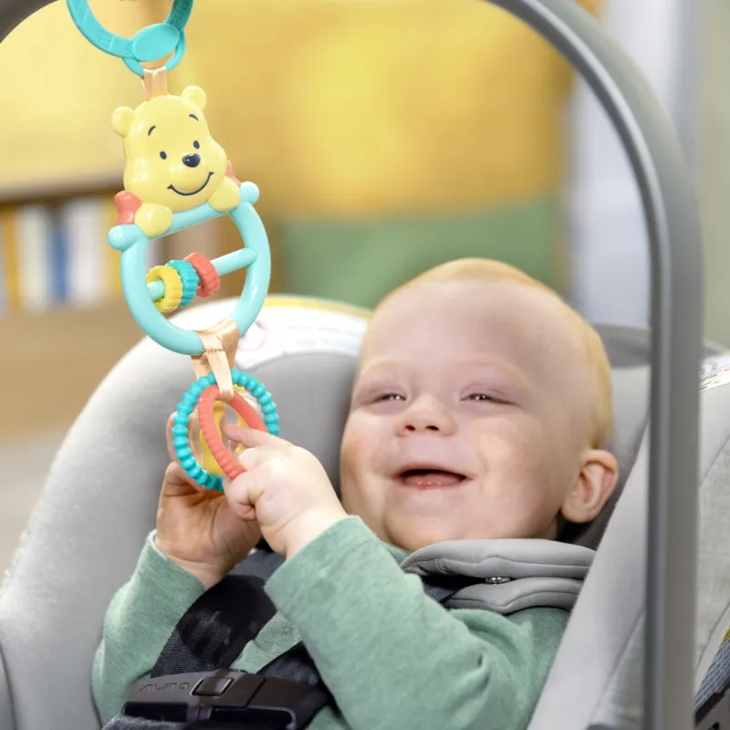 BRIGHT STARTS Hračka na C kroužku aktivní Winnie the Pooh Busy Bear™ 0m+