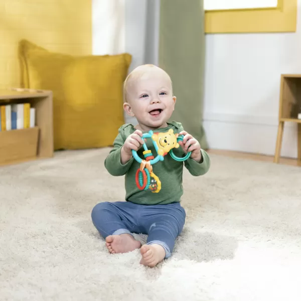 BRIGHT STARTS Hračka na C kroužku aktivní Winnie the Pooh Busy Bear™ 0m+