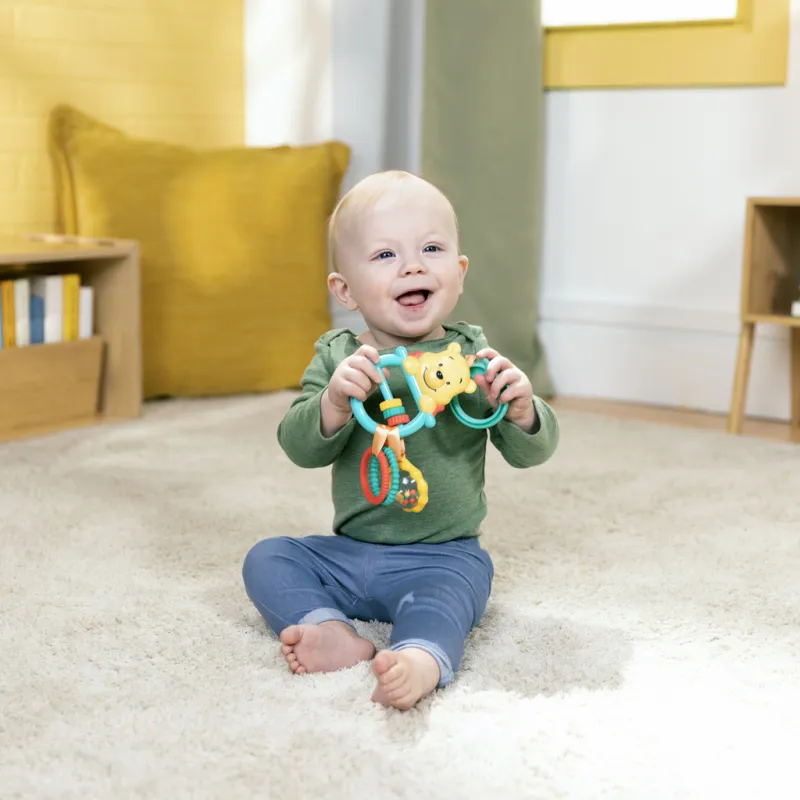 BRIGHT STARTS Hračka na C kroužku aktivní Winnie the Pooh Busy Bear™ 0m+