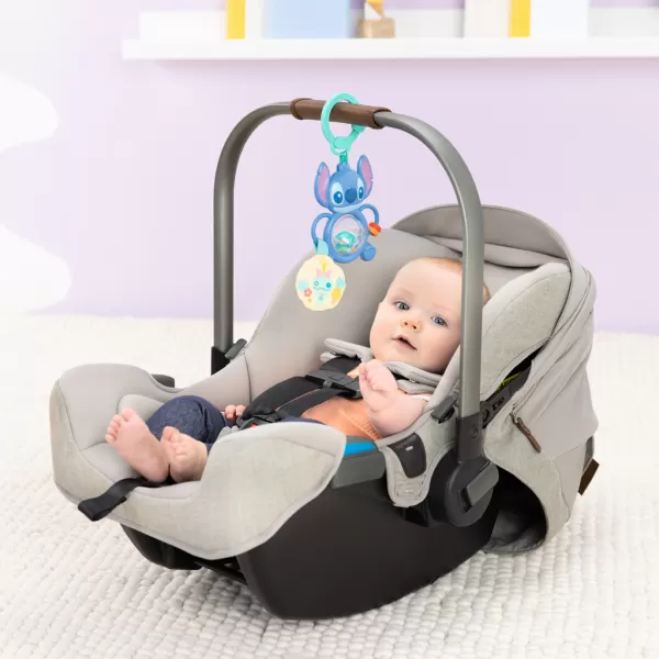 BRIGHT STARTS Hračka na C kroužku senzorická Stitch Tummy Tumble™ 0m+