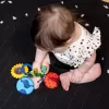 BABY EINSTEIN Hračka senzorická na C kroužku Touch of Nature™ 0m+