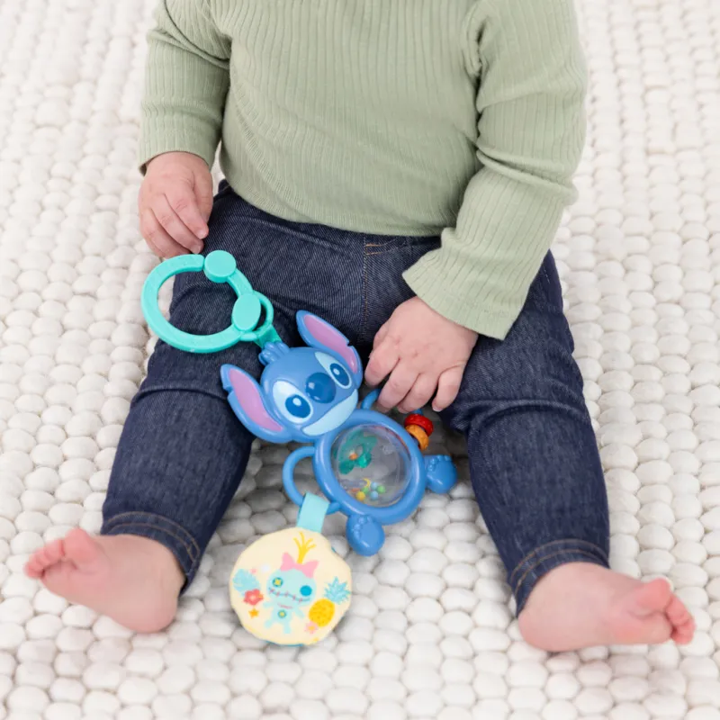 BRIGHT STARTS Hračka na C kroužku senzorická Stitch Tummy Tumble™ 0m+