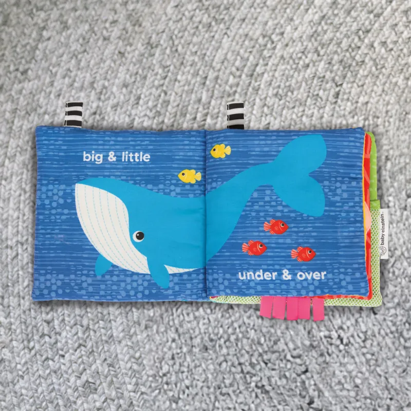 BABY EINSTEIN Měkká kniha plná aktivit Ocean Opposites™, 0m+