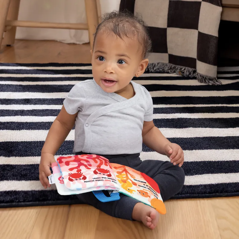 BABY EINSTEIN Knížka měkká s kousátky a texturami Shades of the Sea™, 0m+