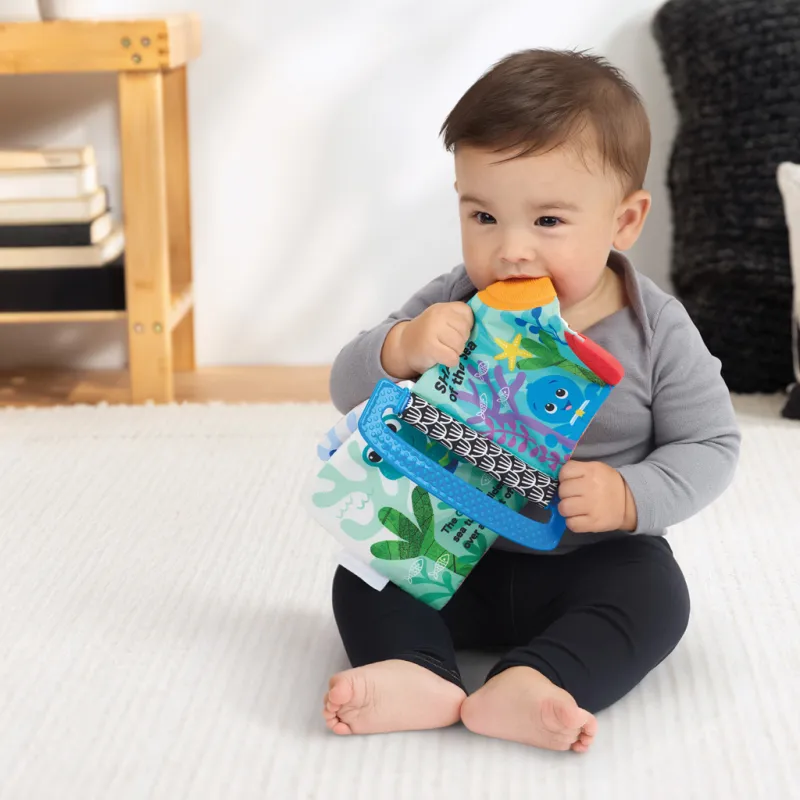 BABY EINSTEIN Knížka měkká s kousátky a texturami Shades of the Sea™, 0m+