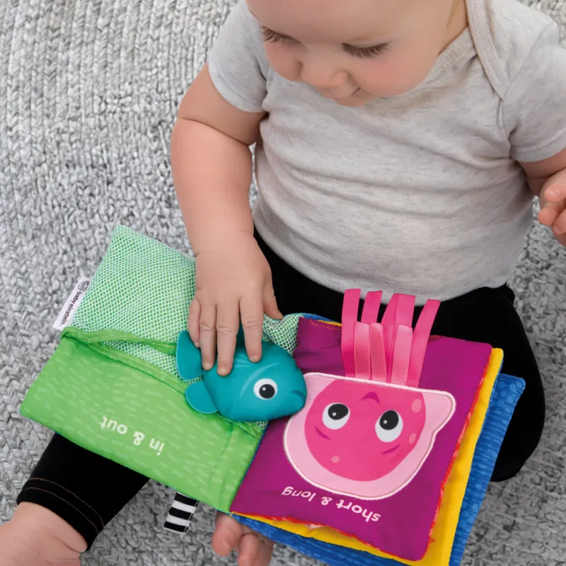 BABY EINSTEIN Měkká kniha plná aktivit Ocean Opposites™, 0m+