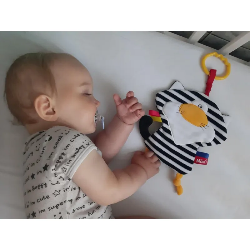 MOMS CARE Závěsná šustící hračka Kočka