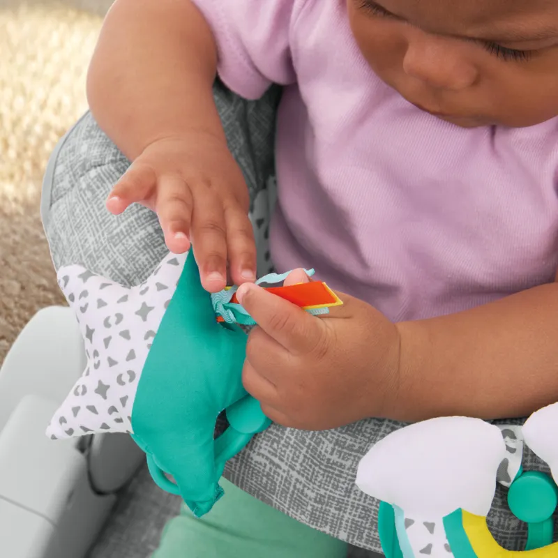 BRIGHT STARTS Křesílko učicí s hračkami připravené na cestování Learn-to-Sit™ Grey, 4m+