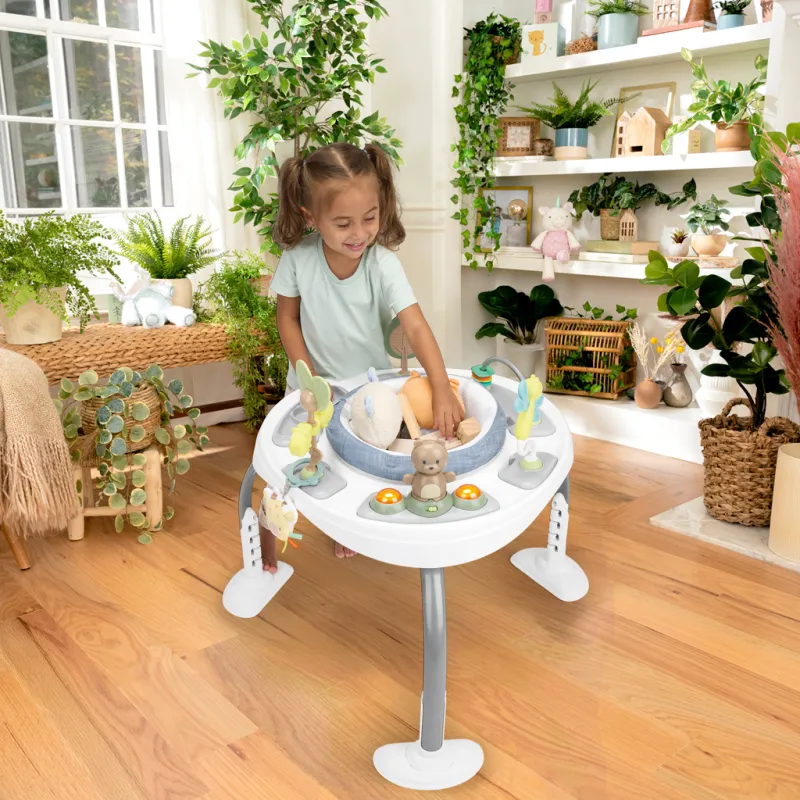 INGENUITY Hračka aktivní skákací se stolkem 2v1 Bounce to Bloom™ Chambray
