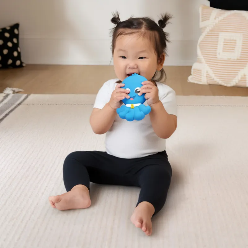 BABY EINSTEIN Kousátko z přírodního kaučuku Soothing Opus™, 0m+