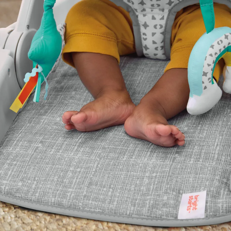 BRIGHT STARTS Křesílko učicí s hračkami připravené na cestování Learn-to-Sit™ Grey, 4m+